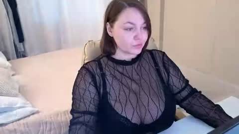 Snapshot of essensual_ chatting on June 2026 01:19:02 AM Ava online show from June 2026 01:19:02 AM