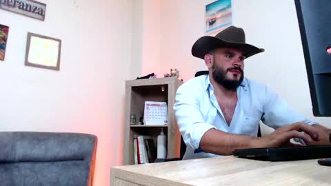 Esteban Fernandez online show from May 2026 04:52:01 AM