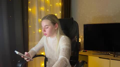 Ester online show from December 2025 06:15:01 PM