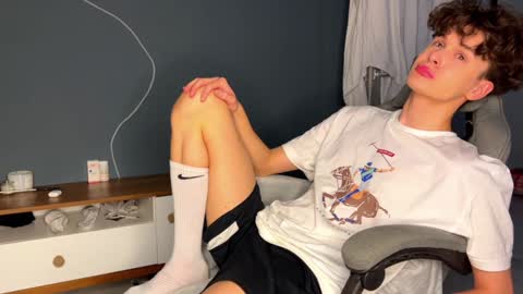 Snapshot of estremecerse chatting on December 2024 04:04:01 PM Alex online show from December 2024 04:04:01 PM