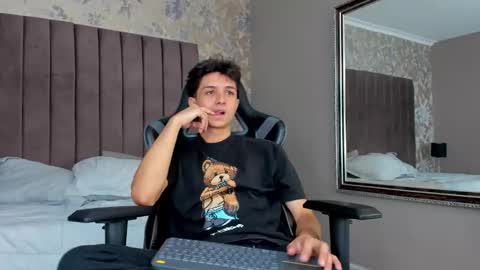 ethanlowell online show from November 2025 05:17:02 AM