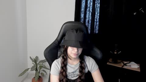 Snapshot of eva_monn chatting on December 2024 07:43:01 PM eva_monn online show from December 2024 07:43:01 PM