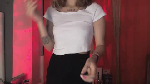 Snapshot of eva_viulet chatting on February 2026 01:15:01 AM MISS EVY online show from February 2026 01:15:01 AM