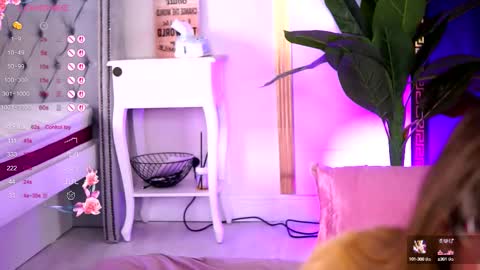 Snapshot of evawarenn chatting on October 2025 08:01:01 AM Carolina online show from October 2025 08:01:01 AM