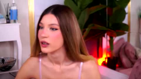 Snapshot of evawarenn chatting on October 2025 07:19:02 AM Carolina online show from October 2025 07:19:02 AM