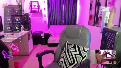 Snapshot of evee_e chatting on January 2025 05:11:01 PM Evee online show from January 2025 05:11:01 PM