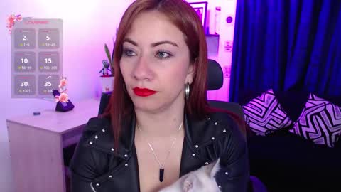 Snapshot of evee_e chatting on September 2025 04:47:01 AM Evee online show from September 2025 04:47:01 AM