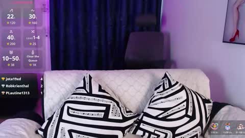 Snapshot of evee_e chatting on November 2025 01:22:01 PM Evee online show from November 2025 01:22:01 PM