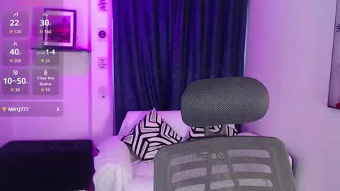 Snapshot of evee_e chatting on December 2025 06:50:01 PM Evee online show from December 2025 06:50:01 PM