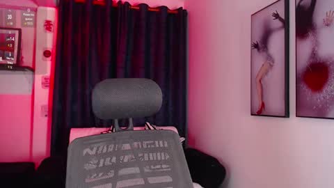 Snapshot of evee_e chatting on December 2025 11:23:01 PM Evee online show from December 2025 11:23:01 PM