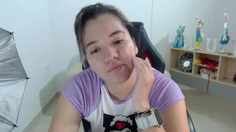 Snapshot of evelyn_2511 chatting on December 2024 01:05:02 PM Evelyn online show from December 2024 01:05:02 PM