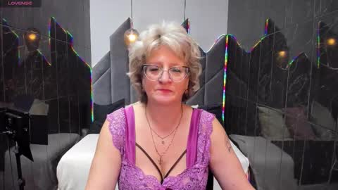 Evelyn online show from September 2025 04:58:01 AM