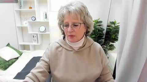 Evelyn online show from September 2025 05:10:02 AM