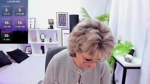 Evelyn online show from November 2025 05:17:02 AM