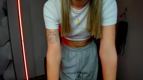 Snapshot of evelynblond chatting on December 2025 01:42:01 PM evelynblond online show from December 2025 01:42:01 PM