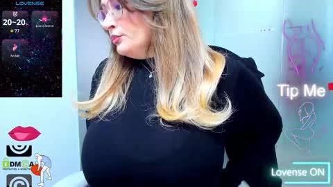 Snapshot of evelyne_rose chatting on March 2026 05:44:01 AM evelyne_rose online show from March 2026 05:44:01 AM