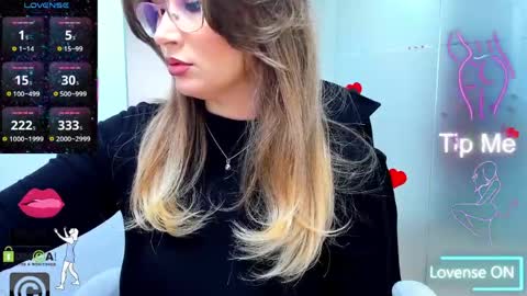 Snapshot of evelyne_rose chatting on April 2026 07:17:01 AM evelyne_rose online show from April 2026 07:17:01 AM