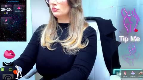 Snapshot of evelyne_rose chatting on April 2026 05:07:02 AM evelyne_rose online show from April 2026 05:07:02 AM