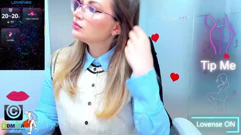 Snapshot of evelyne_rose chatting on April 2026 05:10:01 AM evelyne_rose online show from April 2026 05:10:01 AM