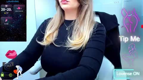 Snapshot of evelyne_rose chatting on April 2026 05:05:02 AM evelyne_rose online show from April 2026 05:05:02 AM