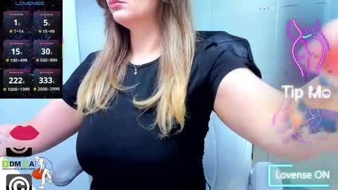 Snapshot of evelyne_rose chatting on May 2026 05:27:02 AM evelyne_rose online show from May 2026 05:27:02 AM