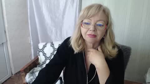 Snapshot of evelynloveshy chatting on April 2026 11:24:01 AM BarbaraBlondy online show from April 2026 11:24:01 AM