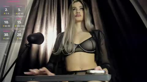 Evelynvlove online show from June 2026 07:47:01 PM