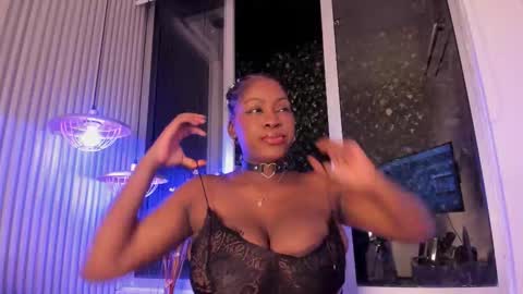 Snapshot of evelynzoe chatting on October 2025 04:33:01 AM EvelynZoee online show from October 2025 04:33:01 AM