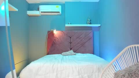 Sophia online show from October 2025 07:44:02 PM