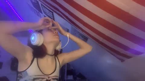 Snapshot of evettezirin chatting on November 2025 11:20:02 AM Sky online show from November 2025 11:20:02 AM