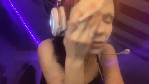 Snapshot of evettezirin chatting on November 2025 12:40:01 PM Sky online show from November 2025 12:40:01 PM