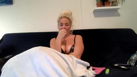 Snapshot of evillers1 chatting on January 2025 03:53:02 AM Badblondebunny online show from January 2025 03:53:02 AM