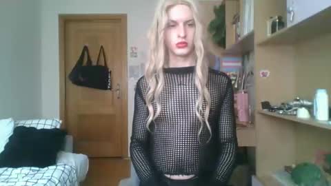 Snapshot of ezrafindom chatting on February 2026 08:45:01 AM Ranya online show from February 2026 08:45:01 AM