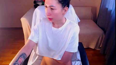 Elli  online show from March 2026 12:32:01 PM