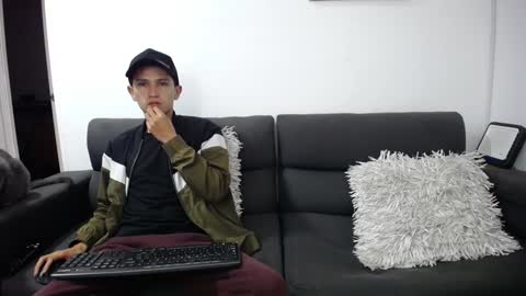 Snapshot of fallgays chatting on January 2025 02:19:02 AM FallGays online show from January 2025 02:19:02 AM