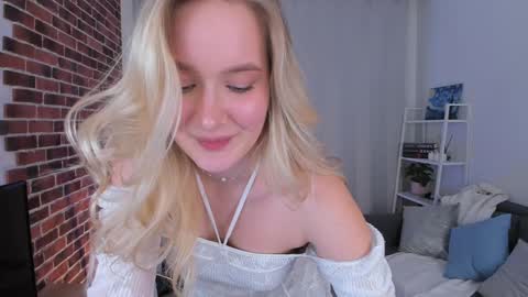 Snapshot of feel_our_vibe chatting on February 2025 04:43:01 PM Daniela online show from February 2025 04:43:01 PM