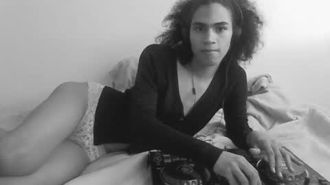 Snapshot of felinexoxo chatting on November 2025 10:10:02 PM FELINE online show from November 2025 10:10:02 PM