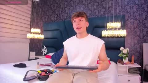 Snapshot of femboy_max chatting on February 2026 12:10:02 PM Femboy Max online show from February 2026 12:10:02 PM