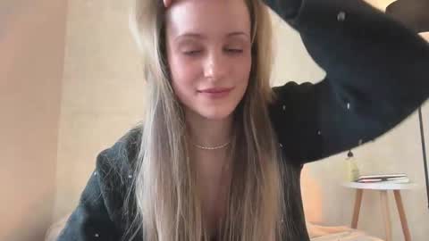 Snapshot of fflloowweerr chatting on March 2025 07:35:02 AM Lisa online show from March 2025 07:35:02 AM