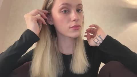 Snapshot of fflloowweerr chatting on November 2025 08:17:02 AM Lisa online show from November 2025 08:17:02 AM