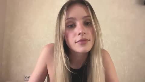 Snapshot of fflloowweerr chatting on December 2025 10:42:01 AM Lisa online show from December 2025 10:42:01 AM