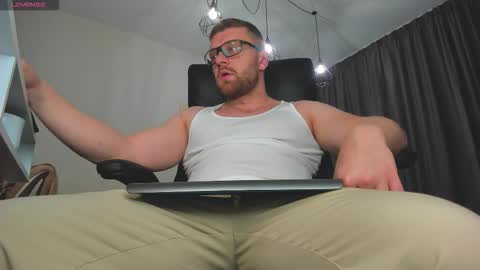 Snapshot of findomguyxxx chatting on December 2025 09:10:02 PM FindomGuyXXX online show from December 2025 09:10:02 PM