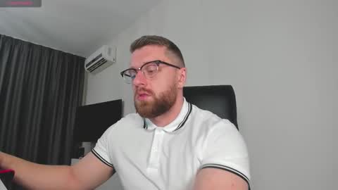 Snapshot of findomguyxxx chatting on January 2026 05:28:02 PM FindomGuyXXX online show from January 2026 05:28:02 PM