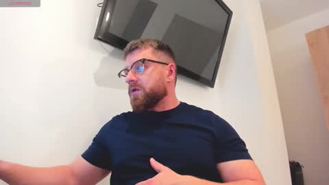 Snapshot of findomguyxxx chatting on February 2026 02:21:01 AM FindomGuyXXX online show from February 2026 02:21:01 AM