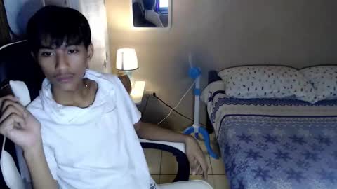 Snapshot of fineboii_rey18 chatting on November 2025 05:08:02 AM fineboii_rey18 online show from November 2025 05:08:02 AM