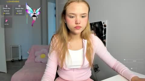 Snapshot of flooora_0 chatting on October 2025 12:55:01 AM Mona online show from October 2025 12:55:01 AM