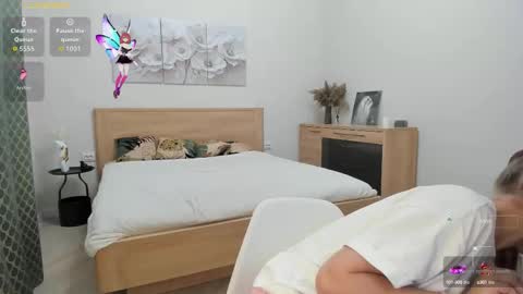 Snapshot of flooora_0 chatting on October 2025 12:41:02 AM Mona online show from October 2025 12:41:02 AM