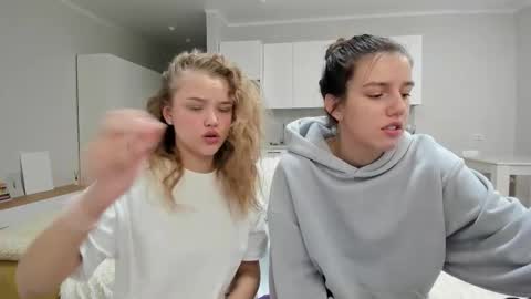 Snapshot of flooora_0 chatting on October 2025 12:51:02 AM Mona online show from October 2025 12:51:02 AM