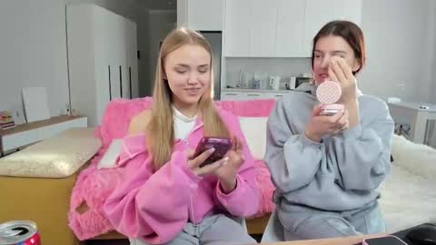 Snapshot of flooora_0 chatting on October 2025 01:44:01 AM Mona online show from October 2025 01:44:01 AM