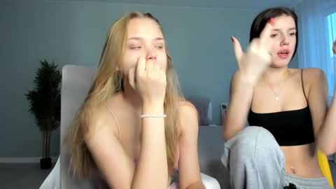 Snapshot of flooora_0 chatting on November 2025 01:06:02 AM Mona online show from November 2025 01:06:02 AM